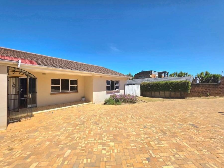 5 Bedroom Property for Sale in Plattekloof Western Cape